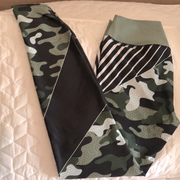 Activewear Camo Design Leggings, Compression fabric One Size Fits Most.Like New. - Picture 2 of 6